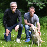 Die Gründer von Olives and Animals Arne heins und Ralph Schwaiger mit dem Hund Lucy, den sie vom Tierschutz in Griechenland aufgenommen haben.